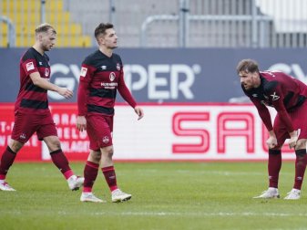 Die enttäuschten FCN-Profis mussten nach der Pleite in Sandhausen auch den Frust einige Club-Fans miterleben. Foto: Uwe Anspach/dpa Die enttäuschten FCN-Profis mussten nach der Pleite in Sandhausen auch den Frust einige Club-Fans miterleben. Foto: Uwe Anspach/dpa