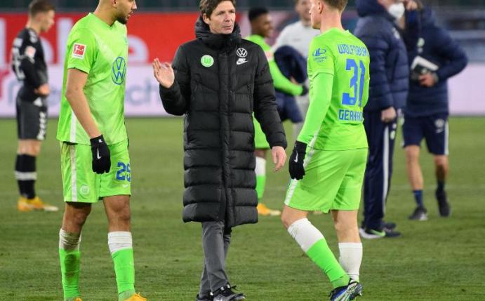 Haben mit Wolfsburg die Königsklasse im Blick: Trainer Oliver Glasner mit Yannick Gerhardt (r) und John Brooks. Foto: Swen Pförtner/dpa