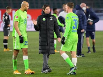 Haben mit Wolfsburg die Königsklasse im Blick: Trainer Oliver Glasner mit Yannick Gerhardt (r) und John Brooks. Foto: Swen Pförtner/dpa Haben mit Wolfsburg die Königsklasse im Blick: Trainer Oliver Glasner mit Yannick Gerhardt (r) und John Brooks. Foto: Swen Pförtner/dpa