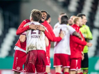 Die RWE-Spieler wollen auch gegen Leverkusen das Essener Pokal-Märchen weiterschreiben. Foto: Marcel Kusch/dpa Die RWE-Spieler wollen auch gegen Leverkusen das Essener Pokal-Märchen weiterschreiben. Foto: Marcel Kusch/dpa