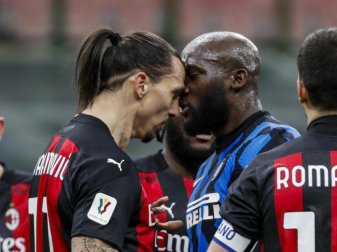 Gerieten während des Pokal-Derbys nicht nur verbal aneinander: Zlatan Ibrahimovic vom AC Mailand (l) und Romelu Lukaku von Inter Mailand. Foto: Antonio Calanni/AP/dpa Gerieten während des Pokal-Derbys nicht nur verbal aneinander: Zlatan Ibrahimovic vom AC Mailand (l) und Romelu Lukaku von Inter Mailand. Foto: Antonio Calanni/AP/dpa