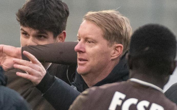 Musste wegen akuter Nierenbeschwerden ins Krankenhaus: Trainer Timo Schultz vom FC St. Pauli. Foto: Stefan Puchner/dpa