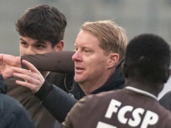 Musste wegen akuter Nierenbeschwerden ins Krankenhaus: Trainer Timo Schultz vom FC St. Pauli. Foto: Stefan Puchner/dpa Musste wegen akuter Nierenbeschwerden ins Krankenhaus: Trainer Timo Schultz vom FC St. Pauli. Foto: Stefan Puchner/dpa