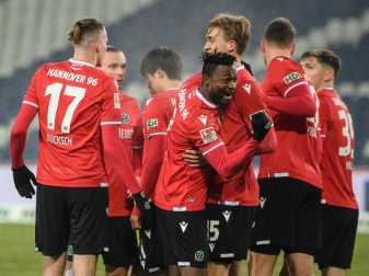 Die Spieler von Hannover 96 freuen sich über das 1:0 gegen den VfL Osnabrück. Foto: Swen Pförtner/dpa Die Spieler von Hannover 96 freuen sich über das 1:0 gegen den VfL Osnabrück. Foto: Swen Pförtner/dpa