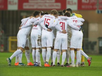 Holstein Kiel hat gute Aussichten das Viertelfinale im DFB-Pokal zu erreichen: Die Spieler stimmen sich ein. Foto: Friso Gentsch/dpa Holstein Kiel hat gute Aussichten das Viertelfinale im DFB-Pokal zu erreichen: Die Spieler stimmen sich ein. Foto: Friso Gentsch/dpa