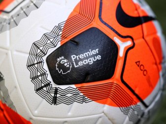 Das Wappen Premier League ist auf einem Spielball zu sehen. Foto: Mike Egerton/PA Wire/dpa Das Wappen Premier League ist auf einem Spielball zu sehen. Foto: Mike Egerton/PA Wire/dpa