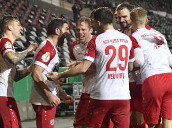 Die Spieler von Rot-Weiss Essen feiern Oguzhan Kefkir (2.v.l) nach seinem Tor gegen Leverkusen. Foto: Martin Meissner/AP POOL/dpa Die Spieler von Rot-Weiss Essen feiern Oguzhan Kefkir (2.v.l) nach seinem Tor gegen Leverkusen. Foto: Martin Meissner/AP POOL/dpa