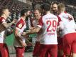 Die Spieler von Rot-Weiss Essen feiern Oguzhan Kefkir (2.v.l) nach seinem Tor gegen Leverkusen. Foto: Martin Meissner/AP POOL/dpa