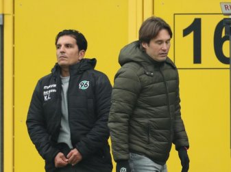 Sind momentan nicht auf einer Linie: Hannover-Coach Kenan Kocak (l) und Sportdirektor Gerhard Zuber. Foto: Friso Gentsch/dpa Sind momentan nicht auf einer Linie: Hannover-Coach Kenan Kocak (l) und Sportdirektor Gerhard Zuber. Foto: Friso Gentsch/dpa