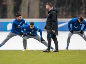 Erfreut sich an Hertha-Neuzugang Sami Khedira (2.v.l.): Trainer Pal Dardai. Foto: Andreas Gora/dpa Erfreut sich an Hertha-Neuzugang Sami Khedira (2.v.l.): Trainer Pal Dardai. Foto: Andreas Gora/dpa