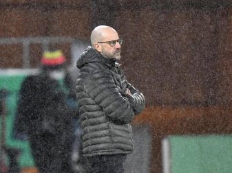 Musste mit Leverkusen in Essen eine bittere Pleite hinnehmen: Bayer-Coach Peter Bosz. Foto: Martin Meissner/AP POOL/dpa Musste mit Leverkusen in Essen eine bittere Pleite hinnehmen: Bayer-Coach Peter Bosz. Foto: Martin Meissner/AP POOL/dpa