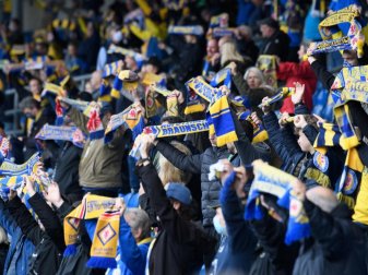 Fans von Eintracht Braunschweig zeigen 2020 im Stadion ihre Schals vor einem Heimspiel. Foto: Swen Pförtner/dpa Fans von Eintracht Braunschweig zeigen 2020 im Stadion ihre Schals vor einem Heimspiel. Foto: Swen Pförtner/dpa