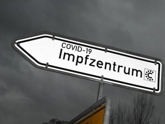 Eine Impfung könnte die Voraussetzung für einen Stadionbesuch bilden: Wegweiser zu einem Impfzentrum. Foto: Arne Dedert/dpa Eine Impfung könnte die Voraussetzung für einen Stadionbesuch bilden: Wegweiser zu einem Impfzentrum. Foto: Arne Dedert/dpa