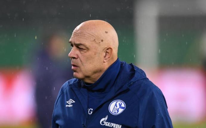 Muss auch Huntelaar und Mustafi gegen den VfL Wolfsburg verzichte: Schalke-Coach Christian Gross. Foto: Swen Pförtner/dpa