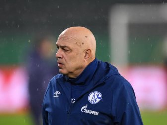 Muss auch Huntelaar und Mustafi gegen den VfL Wolfsburg verzichte: Schalke-Coach Christian Gross. Foto: Swen Pförtner/dpa Muss auch Huntelaar und Mustafi gegen den VfL Wolfsburg verzichte: Schalke-Coach Christian Gross. Foto: Swen Pförtner/dpa