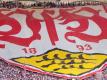 Banner mit dem Logo des VfB Stuttgart. Foto: Sebastian Kahnert/dpa/Archiv