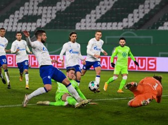 Wolfsburgs Wout Weghorst (M) erzielt gegen Schalkes Torwart Ralf Fährmann (r) das 1:0. Foto: Swen Pförtner/dpa Wolfsburgs Wout Weghorst (M) erzielt gegen Schalkes Torwart Ralf Fährmann (r) das 1:0. Foto: Swen Pförtner/dpa