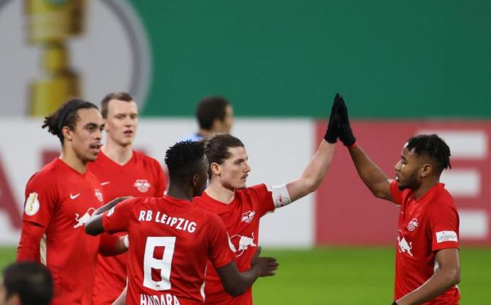 Christopher Nkunku (r) klatscht mit Torschütze Marcel Sabitzer nach dem 2:0 für RB Leipzig ab. Foto: Jan Woitas/dpa