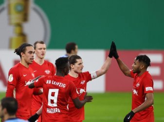 Christopher Nkunku (r) klatscht mit Torschütze Marcel Sabitzer nach dem 2:0 für RB Leipzig ab. Foto: Jan Woitas/dpa Christopher Nkunku (r) klatscht mit Torschütze Marcel Sabitzer nach dem 2:0 für RB Leipzig ab. Foto: Jan Woitas/dpa
