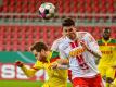 Benno Schmitz vom 1. FC Köln (l) und Kaan Caliskaner von Jahn Regensburg beim Kopfballduell. Foto: Armin Weigel/dpa