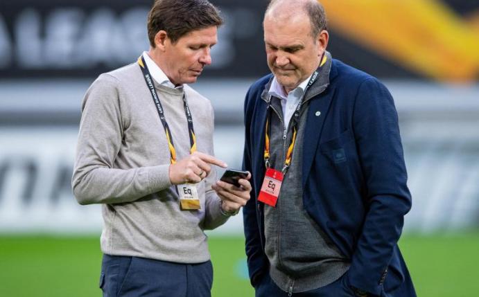 Sind mit Wolfsburg auf Kurs Champions League: Sportchef Jörg Schmadtke (r)und Trainer Oliver Glasner. Foto: Guido Kirchner/dpa