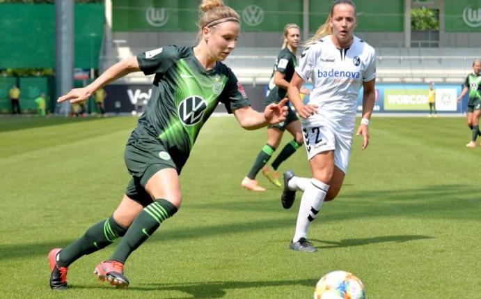 Svenja Huth (l) steht seit 2019 beim VfL Wolfsburg unter Vertrag. Foto: Hauke-Christian Dittrich/dpa