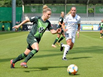 Svenja Huth (l) steht seit 2019 beim VfL Wolfsburg unter Vertrag. Foto: Hauke-Christian Dittrich/dpa Svenja Huth (l) steht seit 2019 beim VfL Wolfsburg unter Vertrag. Foto: Hauke-Christian Dittrich/dpa