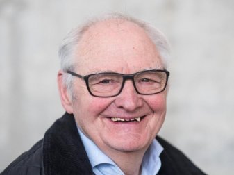 Hat große Freude am Pokal-Coup von Rot-Weiss Essen: Vereinslegende Willi «Ente» Lippens. Foto: Bernd Thissen/dpa