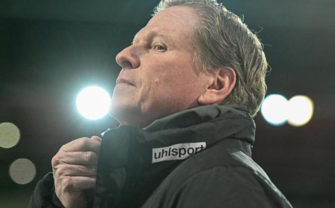 Kölns Trainer Markus Gisdol ist im Pokal mit seinem Team gegen Regensburg ausgeschieden. Foto: Armin Weigel/dpa