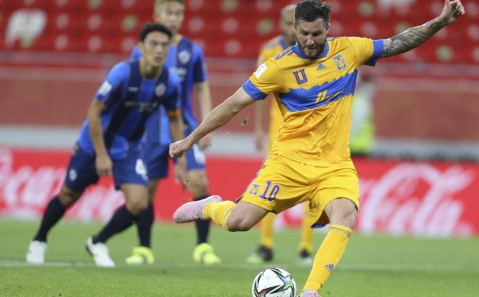 Andre Pierre Cignac (r) von Tigres UANL erzielt das Tor zum 2:1 per Elfmeter. Foto: Hussein Sayed/AP/dpa