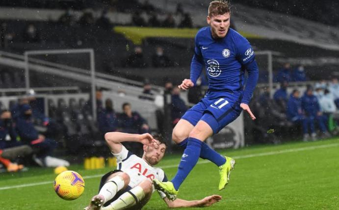 Ben Davies (l) von Tottenham Hotspur und Timo Werner vom FC Chelsea kämpfen um den Ball. Foto: Neil Hall/PA Wire/dpa