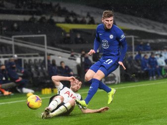 Ben Davies (l) von Tottenham Hotspur und Timo Werner vom FC Chelsea kämpfen um den Ball. Foto: Neil Hall/PA Wire/dpa Ben Davies (l) von Tottenham Hotspur und Timo Werner vom FC Chelsea kämpfen um den Ball. Foto: Neil Hall/PA Wire/dpa