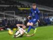 Ben Davies (l) von Tottenham Hotspur und Timo Werner vom FC Chelsea kämpfen um den Ball. Foto: Neil Hall/PA Wire/dpa