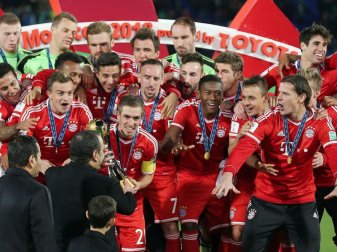 Der Marokkanische König Mohammed VI übergibt 2013 Philipp Lahm vom FC Bayern München den Pokal der Club-WM. Foto: Mohamed Messara/EPA/dpa