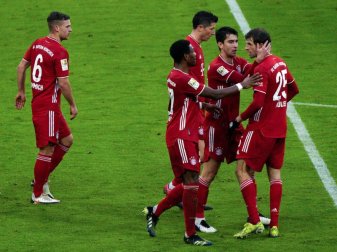 Nach dem Bundesligaspiel am Freitag in Berlin geht es für die Bayern direkt in den Flieger zur Club-WM. Foto: Guenter Schiffmann/AFP Pool/dpa