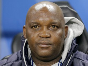 Hofft auf einen Erfolg gegen den FC Bayern: Pitso Mosimane ist Trainer von Al-Ahly Kairo. Foto: Kimimasa Mayama/EPA/dpa