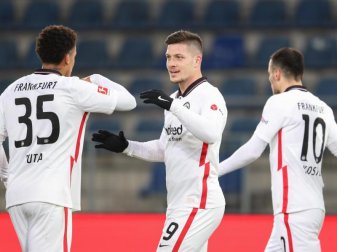 Eintracht-Rückkehrer Luka Jovic (M) saß bislang in allen vier Partien zunächst auf der Bank. Foto: Friso Gentsch/dpa
