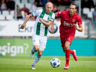 Groningens Arjen Robben (l) im Laufduell mit Almeres Frederik Helpstrup. Foto: Cor Lasker/ANP/dpa/Archivbild