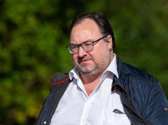 Investor Michail Ponomarew soll seine Anteile am Fußball-Drittligisten KFC Uerdingen verkauft haben. Foto: Guido Kirchner/dpa/Archivbild