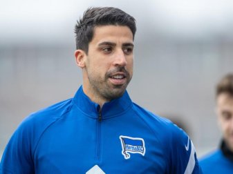 Khedira steht vier Tage nach seinem Wechsel zu Hertha BSC nicht in der Startelf gegen den FC Bayern München. Foto: Andreas Gora/dpa