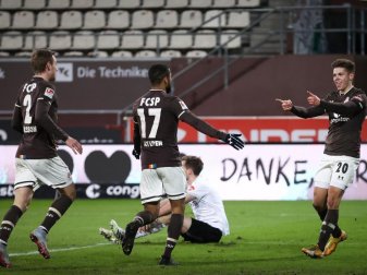 St. Paulis Daniel-Kofi Kyereh (M) feiert sein Tor zum 1:0 mit Fin Ole Becker (r) und Sebastian Ohlson. Foto: Christian Charisius/dpa/Pool/dpa