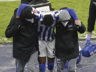 Herthas Jordan Torunarigha (M) wird nach einem Zusammenprall mit Bayerns Leroy Sane vom Platz gebracht. Foto: Michael Sohn/AP-Pool/dpa Herthas Jordan Torunarigha (M) wird nach einem Zusammenprall mit Bayerns Leroy Sane vom Platz gebracht. Foto: Michael Sohn/AP-Pool/dpa