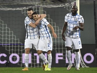 Inter Mailands Ivan Perisic (l-r) jubelt nach seinem Treffer zum 0:2 mit seinen Teamkollegen Achraf Hakimi und Romelu Lukaku. Foto: Massimo Paolone/LaPresse/AP/dpa Inter Mailands Ivan Perisic (l-r) jubelt nach seinem Treffer zum 0:2 mit seinen Teamkollegen Achraf Hakimi und Romelu Lukaku. Foto: Massimo Paolone/LaPresse/AP/dpa