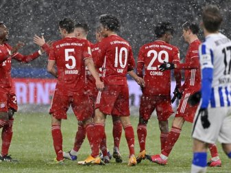 Nach dem Bayern-Sieg bei der Hertha hieß es lange Warten für den Rekordmeister auf dem Weg nach Katar. Foto: John Macdougall/AFP-Pool/dpa