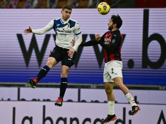 Robin Gosens (l.) trifft für Bergamo Robin Gosens (l.) trifft für Bergamo