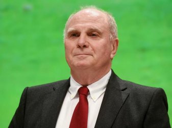 Der frühere Bayern-Präsident Uli Hoeneß spricht sich gegen eine EM in zwölf Ländern aus. Foto: Tobias Hase/dpa Der frühere Bayern-Präsident Uli Hoeneß spricht sich gegen eine EM in zwölf Ländern aus. Foto: Tobias Hase/dpa