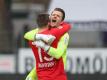 Soma Novothny (l-r) und Torwart Manuel Riemann sind mit Bochum auf Kurs Bundesliga. Foto: Friso Gentsch/dpa