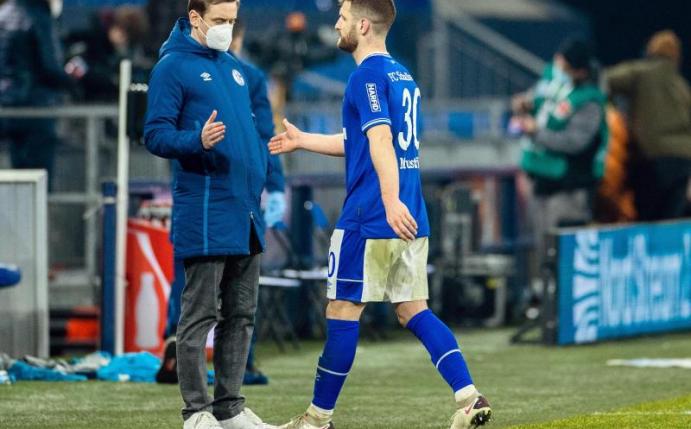 Schalke setzte gegen Leipzig gleich auf Neuzugang Shkodran Mustafi (r). Foto: Rolf Vennenbernd/dpa-Pool/dpa