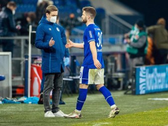 Schalke setzte gegen Leipzig gleich auf Neuzugang Shkodran Mustafi (r). Foto: Rolf Vennenbernd/dpa-Pool/dpa Schalke setzte gegen Leipzig gleich auf Neuzugang Shkodran Mustafi (r). Foto: Rolf Vennenbernd/dpa-Pool/dpa