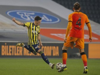 Mesut Özil (l) wurde im Derby gegen Galatasaray eingewechselt. Foto: Kenan Asyali/AP POOL/dpa Mesut Özil (l) wurde im Derby gegen Galatasaray eingewechselt. Foto: Kenan Asyali/AP POOL/dpa